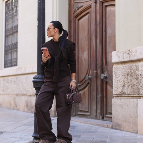 Stylowe jeansy damskie wykonane w 100% z bawełny, zapewniające komfort i trwałość. Klasyczny fason idealny do codziennych i miejskich stylizacji. Model dostępny w dwóch kolorach.