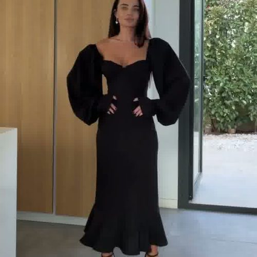 Elegancka sukienka damska wykonana z miękkiego materiału soft, który dobrze układa się na sylwetce i zapewnia komfort noszenia. Kobiecy fason idealny na wieczorne wyjścia i specjalne okazje.