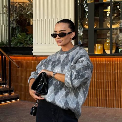 sweter damski, sweter w romby, modny sweter damski, sweter casual, sweter zimowy damski, ciepły sweter na jesień i zimę, dzianinowy sweter damski, odzież damska premium, sklep z odzieżą damską online, moda damska, elenayeger.pl