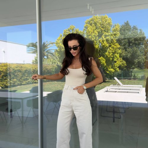 jeansy damskie, białe jeansy, jeansy wysoki stan, jeansy szerokie nogawki, spodnie damskie, jeansy bawełniane, casual outfit, minimalistyczny styl, moda damska, butik online, jeansy letnie, modne jeansy 2026