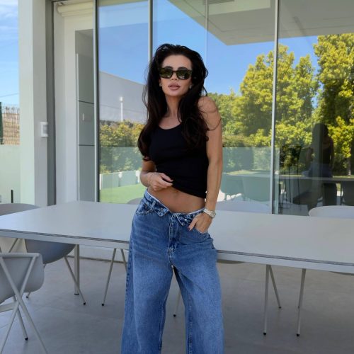 jeansy baggy, jeansy damskie, szerokie jeansy, niebieskie jeansy, styl casual, moda damska, spodnie jeansowe, trendy jeansy, baggy jeans, women jeans, wide leg jeans, blue jeans, casual style, streetwear outfit, trendy outfit