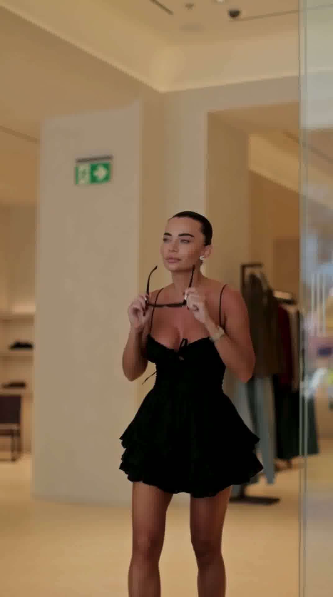 IMG_3480.MOV027 sukienka damska, sukienka mini, sukienka kombinezon, sukienka z falbanami, sukienka na ramiączkach, sukienka elegancka, styl romantyczny, moda damska, butik online, mini dress, romper dress, women outfit, summer dress, elegant outfit, chic style, trendy look