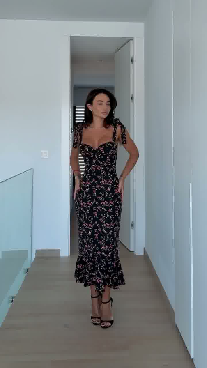 IMG_4251.MP4023 sukienka damska, sukienka w kwiaty, sukienka letnia, sukienka dopasowana, sukienka midi, styl romantyczny, moda damska, butik online, floral dress, summer dress, fitted dress, midi dress, feminine style, romantic outfit, trendy dress
