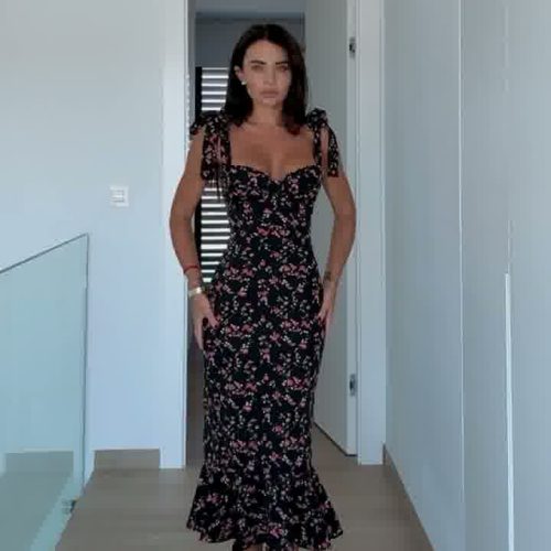 sukienka damska, sukienka w kwiaty, sukienka letnia, sukienka dopasowana, sukienka midi, styl romantyczny, moda damska, butik online, floral dress, summer dress, fitted dress, midi dress, feminine style, romantic outfit, trendy dress