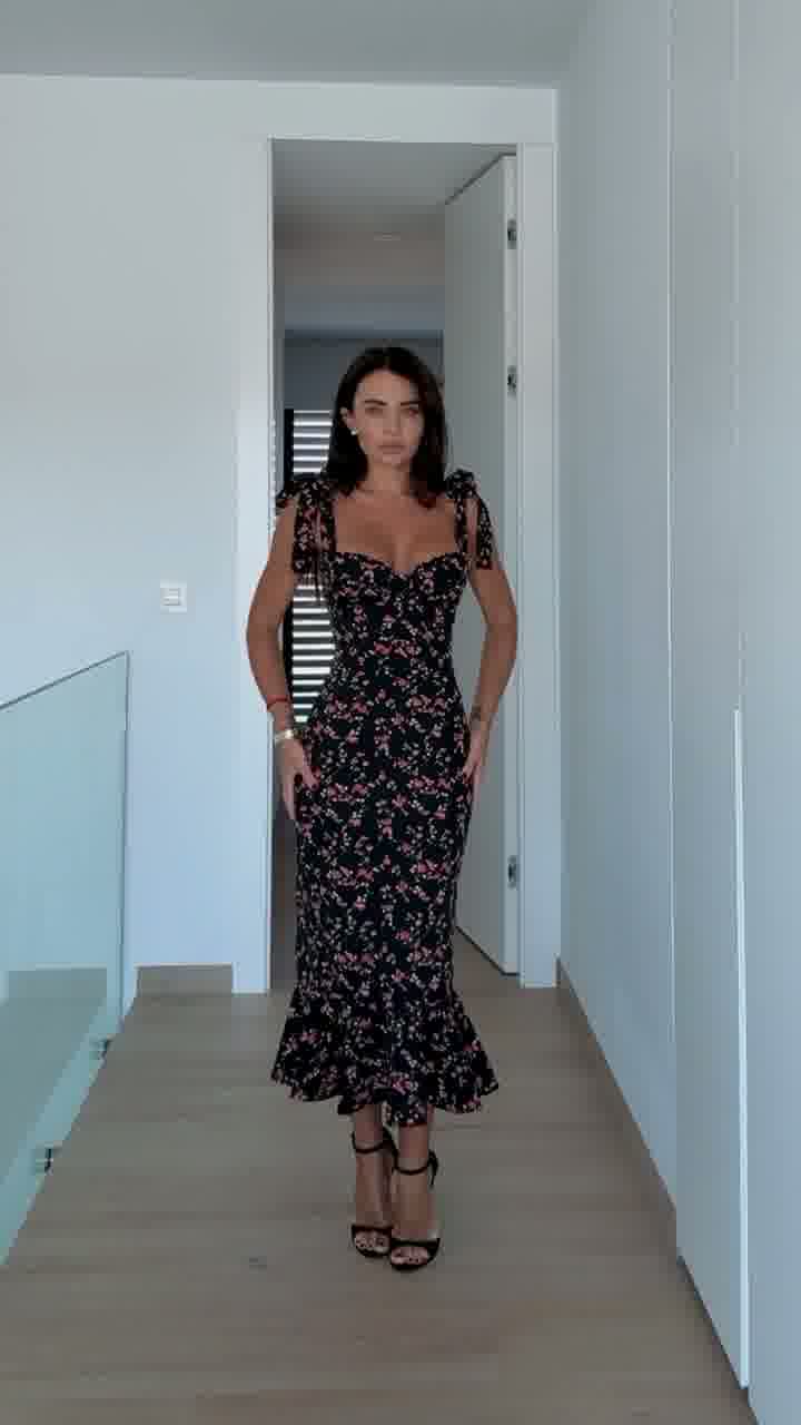IMG_4251.MP4024 sukienka damska, sukienka w kwiaty, sukienka letnia, sukienka dopasowana, sukienka midi, styl romantyczny, moda damska, butik online, floral dress, summer dress, fitted dress, midi dress, feminine style, romantic outfit, trendy dress