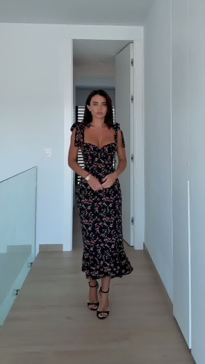 IMG_4251.MP4026 sukienka damska, sukienka w kwiaty, sukienka letnia, sukienka dopasowana, sukienka midi, styl romantyczny, moda damska, butik online, floral dress, summer dress, fitted dress, midi dress, feminine style, romantic outfit, trendy dress