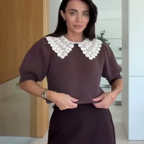 bluzka damska, bluzka z kołnierzykiem, bluzka elegancka, bluzka prążkowana, styl vintage, moda damska, butik online, women blouse, lace collar blouse, elegant top, ribbed blouse, chic style, trendy outfit