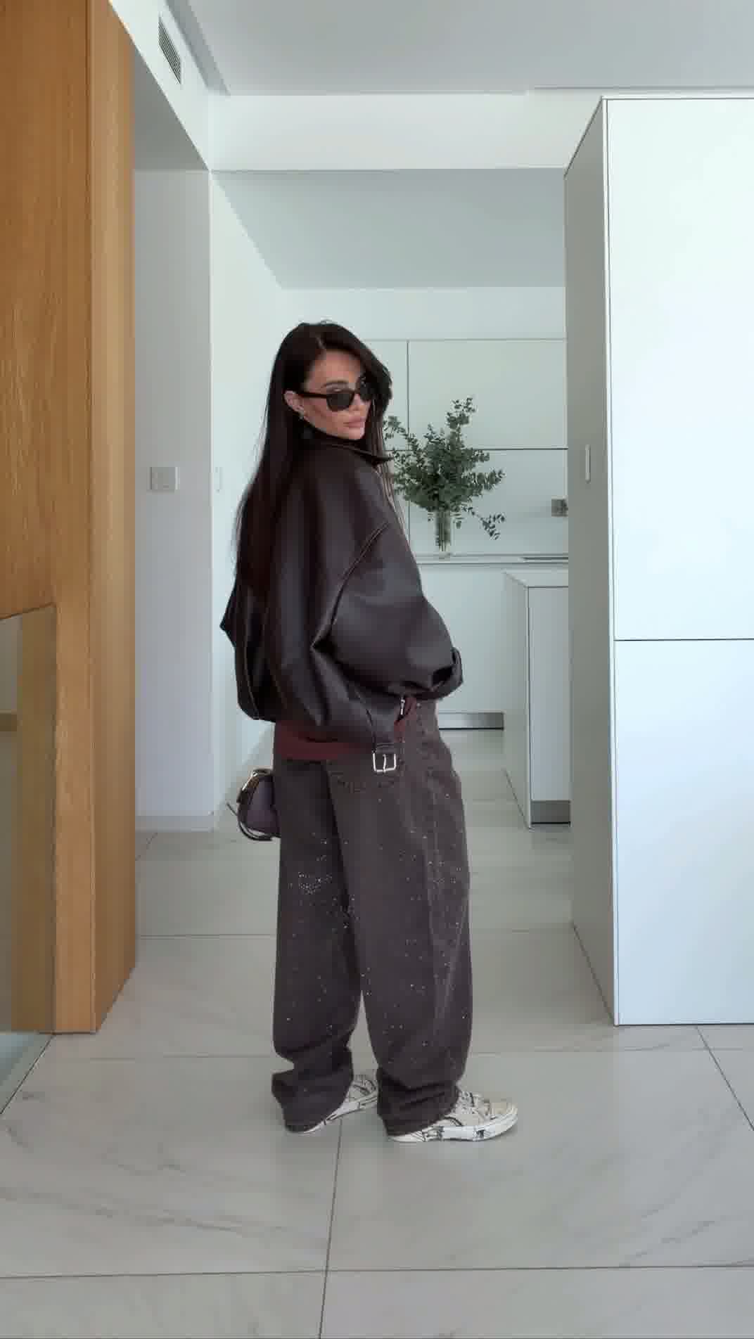 IMG_9341.MOV039 jeansy damskie, jeansy z kamieniami, jeansy z kryształkami, spodnie jeansowe damskie, jeansy szerokie nogawki, jeansy streetwear, modne jeansy, casual outfit, spodnie damskie stylowe, butik online, jeansy trendy 2026